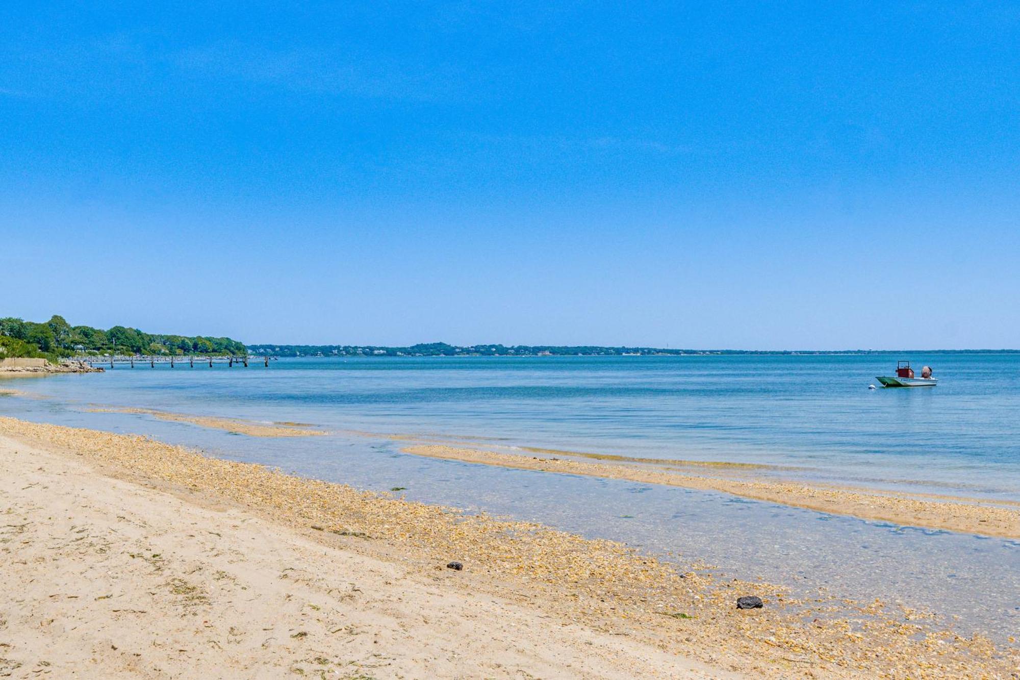 Distinctive Hamptons Home With Pool Near Bay, Ocean Hampton Bays Extérieur photo
